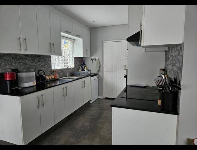 3 BEDROOM TOWNHOUSE FOR SALE IN DAWNCLIFFE